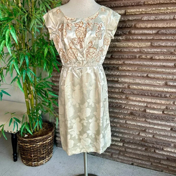 Vintage 60s Shiny Beige Floral Brocade with Glitter Acents - Picture 10 of 10